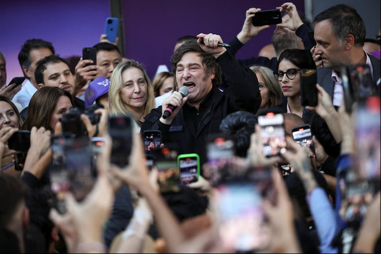 Las elecciones legislativas en cuatro provincias dejaron un saldo positivo para el gobierno de Javier Milei, destacando los triunfos en Chaco y Salta, aunque con tensiones internas por las diferencias en las estrategias electorales. (Foto: REUTERS/Agustin Marcarian).