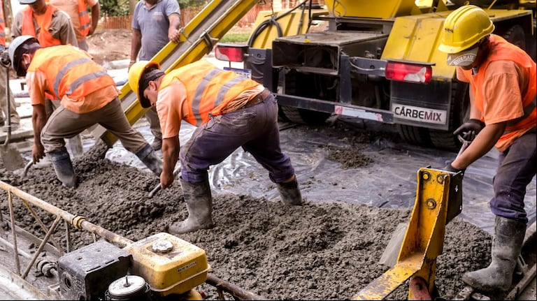 Las empresas constructoras le reclaman al Gobierno $400.000 millones por obras que no se pagaron. (Foto: NA)