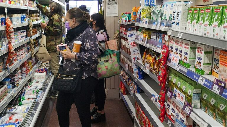 Las empresas de consumo masivo y los supermercados alertaron que los stocks alcanzan para no mas de 60 días. (Foto: Marcelo Capece/NA)