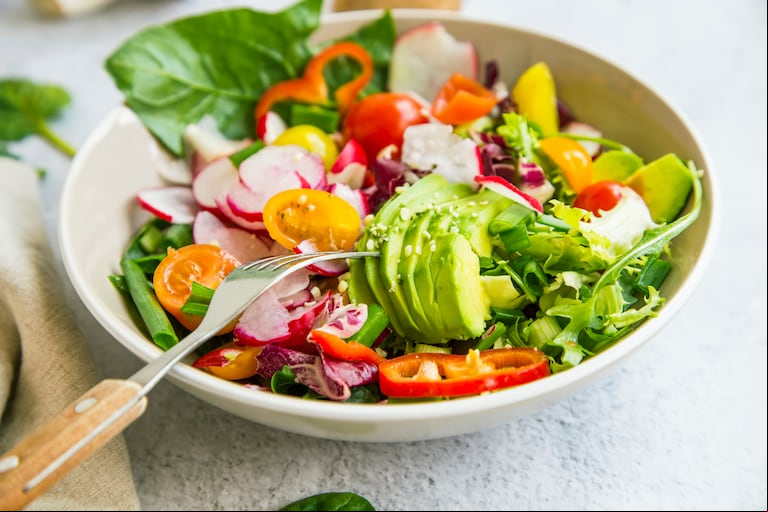 Las espinacas pueden sumarse a otras verduras en una ensalada. (Foto: Adobe Stock)