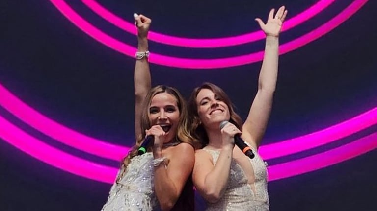 Las ex “Patito Feo” Laura Esquivel y Brenda Asnicar dieron un show en Italia: las fotos de la presentación (Foto: Instagram /laura_esquivel)