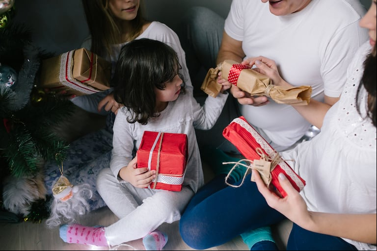 Las fiestas con sobreabundancia de regalos son "una oportunidad perdida" para enseñar "el costo y el valor de las cosas". Foto: Freepick