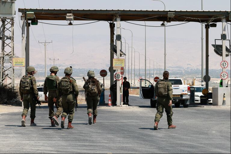 Las Fuerzas de Defensa de Israel abatieron al terrorista jordano que asesinó a tres israelíes. REUTERS/Ammar Awad
