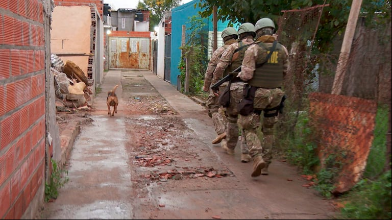 Las fuerzas de seguridad irrumpen en un búnker narco. (Foto: TN).