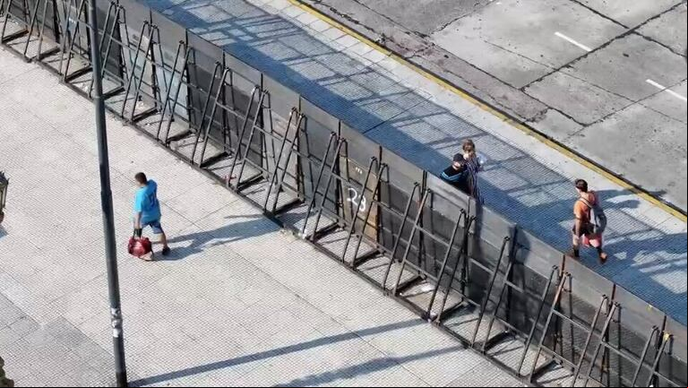 Las fuerzas federales instalaron un sistema de vallado en las inmediaciones del Congreso -que corta las calles anexas- para evitar el o con los manifestantes (Foto: captura TN).