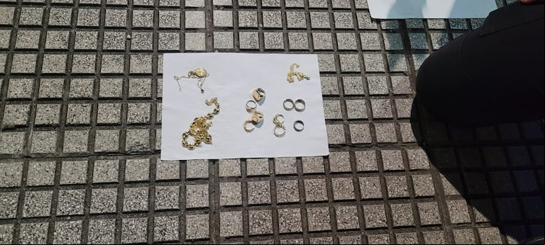 Las joyas robadas fueron secuestradas por los policías. (Foto: Policía de la Ciudad)