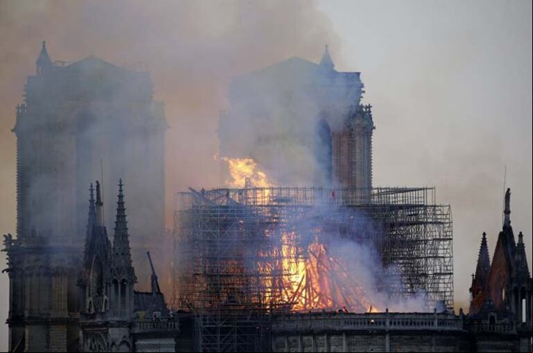 Las llamas de Notre Dame y la supuesta aparición de Jesús. Foto: captura Facebook Lesley Rowan.