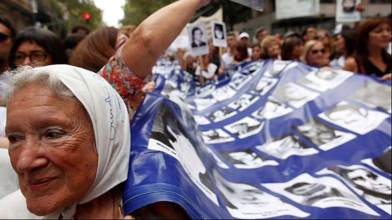 Las Madres de Plaza de Mayo comenzaron a reunirse en la Plaza en abril de 1977. Al poco tiempo, se creó Abuelas de Plaza de Mayo, para buscar a los nietos que estaban desaparecidos. Y ya en los años 80, por una pelea, se creó Madres de Plaza de Mayo Línea Fundadora.