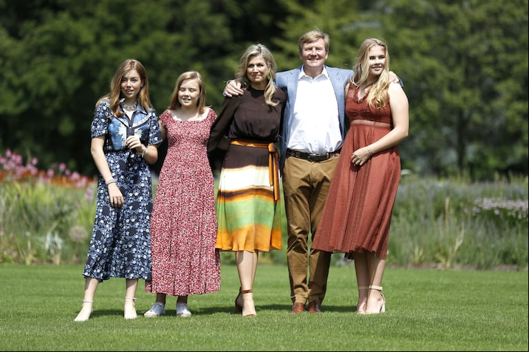 Las mujeres de Holanda eligen vestidos estampados, el rey con look formal. (REMKO DE WAAL / ANP / AFP)