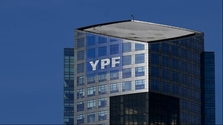 Las obligaciones negociables de compañías líderes como YPF son uno de los instrumentos en los que invierten los fondos dolarizados. (Foto: AFP/Luis Robayo).