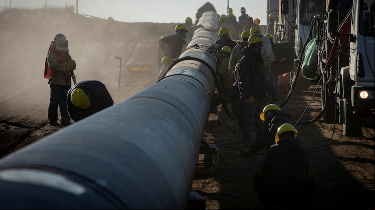 Las obras de ampliación del gasoducto a Vaca Muerta permitieron sumar 10 millones de m3 más de oferta y limitar las importaciones. (Foto: REUTERS/Martin Cossarini)