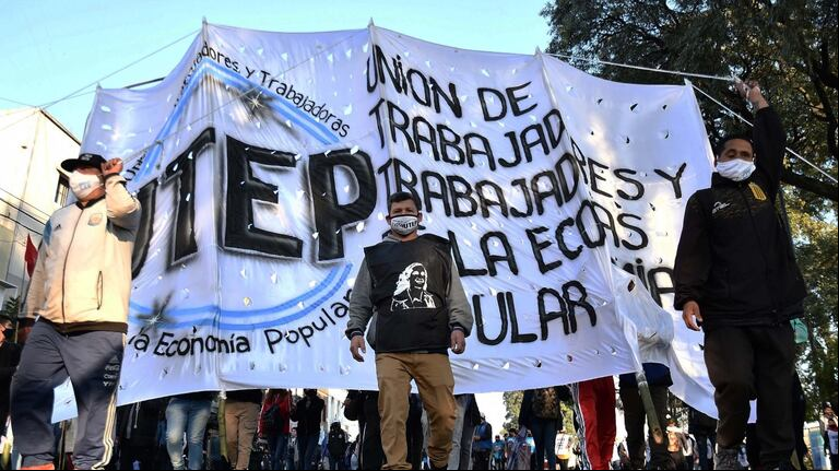 Las organizaciones sociales que integran n la Unión de Trabajadores y Trabajadoras de la Economía Popular (UTEP) realizan la tradicional marcha desde la Iglesia de San Cayetano (Foto: Obregón Eliana/Télam).