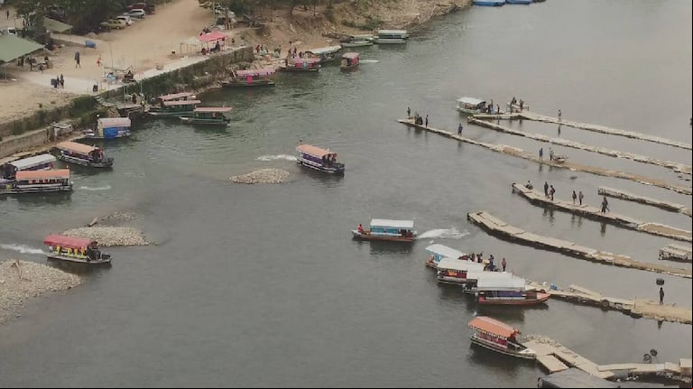 Las personas caminan por un control de gendarmería, sobre el río Bermejo y llegan a Bolivia con pocos controles. (Foto: captura Telenoche)