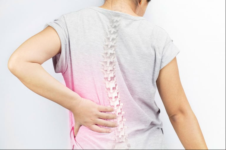 Las personas con escoliosis neuromuscular suelen tener problemas de equilibrio (Foto: Adobe Stock)