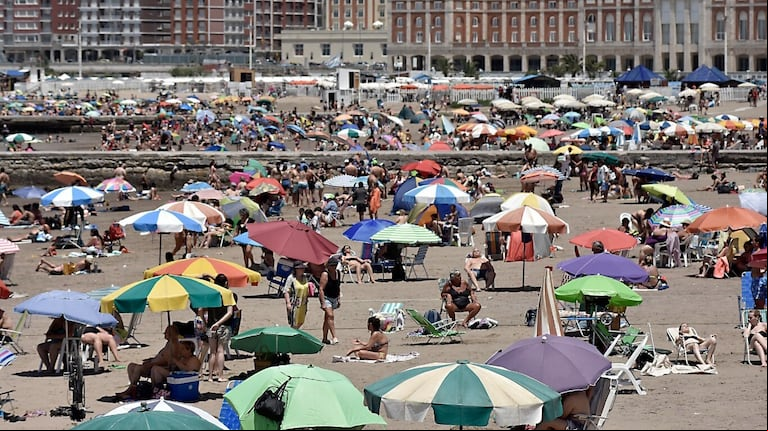 Las playas marplatenses se van llenando de turistas. (Foto: NA/Daniel Vides).