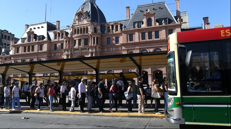 Las tarifas de colectivo volverán a aumentar en mayo. (Foto: NA/Daniel Vides)