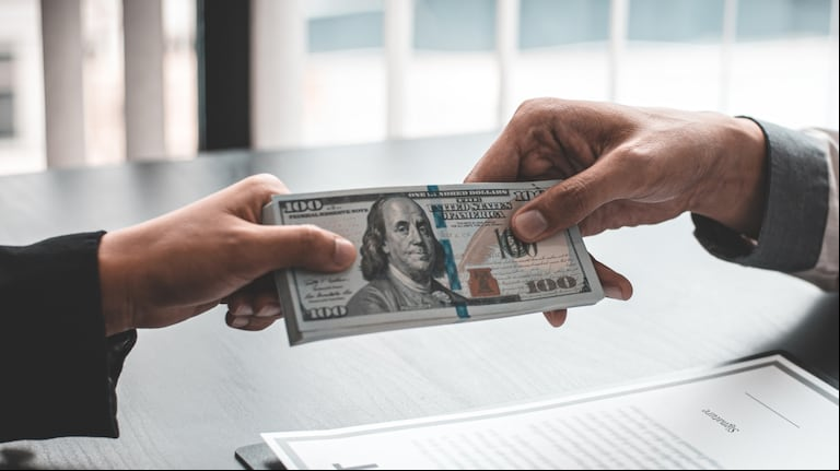 Las transferencias en dólares entre cuentas propias de compañías crecieron 82%, según Interbanking. (Foto: Adobe Stock).