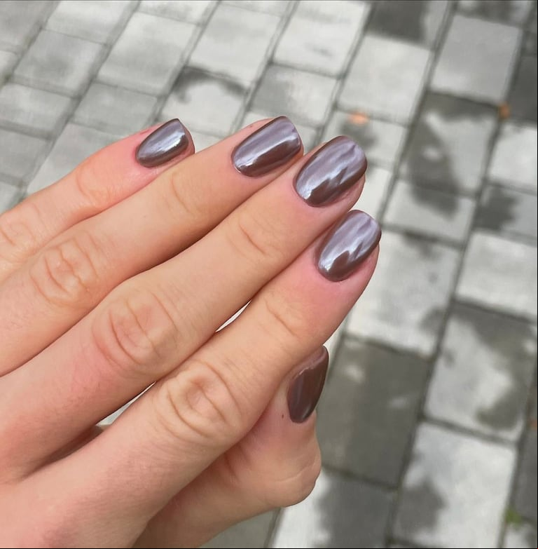 Las uñas metálicas son tendencia este verano. (Foto: Instagram/@sarahcarina_beauty).