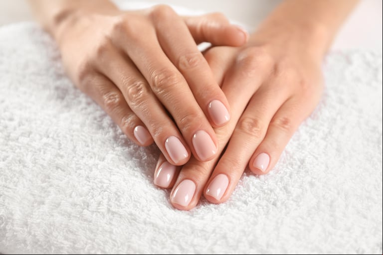 Las uñas naturales y en tonos nude serán tendencia este nuevo año. (Foto: Adobe Stock)