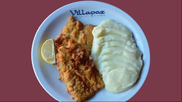 Las variedades de platos son amplias, desde pollo, carne de vaca, de cerdo y también de pescado, como este filete de merluza. Foto: villapaz.com.ar