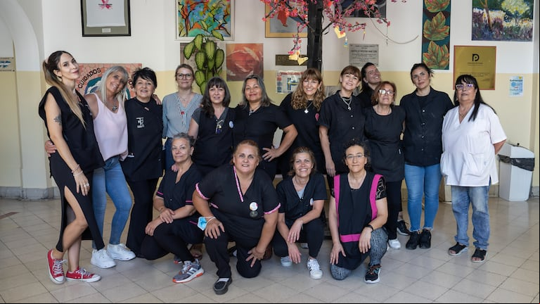 Las voluntarias junto a la psicóloga María Inés Cortez. (Foto: Agustina Ribó/TN)
