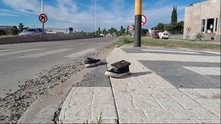 Las zapatillas y la funda del celular de Lía en el lugar donde ocurrió el accidente fatal. (Foto: gentileza Alejandra Falcón)