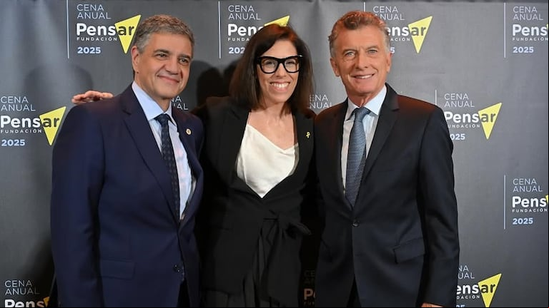 Laura Alonso, junto a Jorge y Mauricio Macri. (Foto: Instagram @lauritalonso)