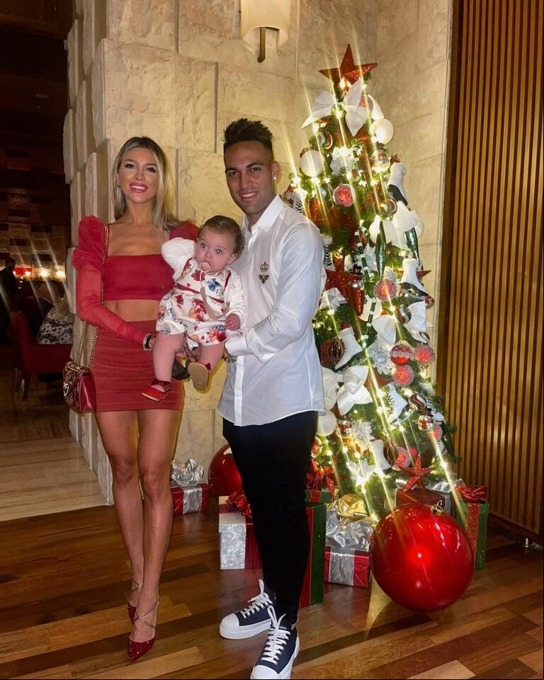 Lautaro Martínez y Agustina Gandolfo junto a su hija. (Foto: Instagram personal)