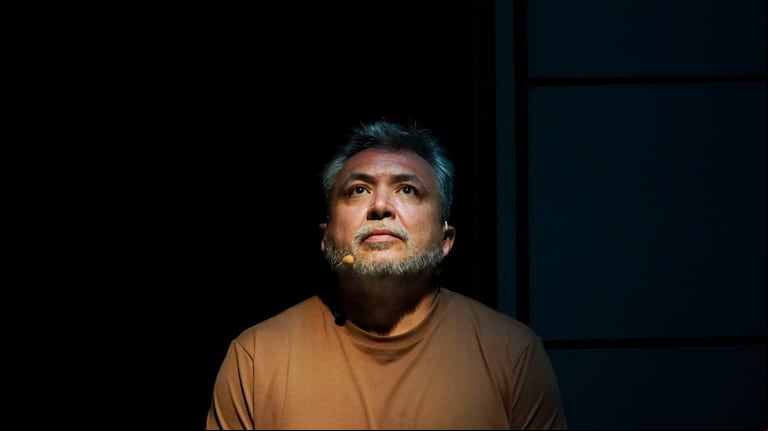 Le inyectaron testosterona a sus 6 años para “masculinizarlo” y hoy transforma su dolor en arte. (Foto: Gentileza Cristian Alarcón).