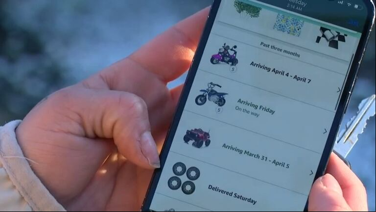Le prestó el celular a su hija y compró juguetes y botas por 4.000 dólares (Foto: captura WJAR TV)
