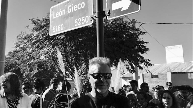 León Gieco tocó en una calle que lleva su nombre