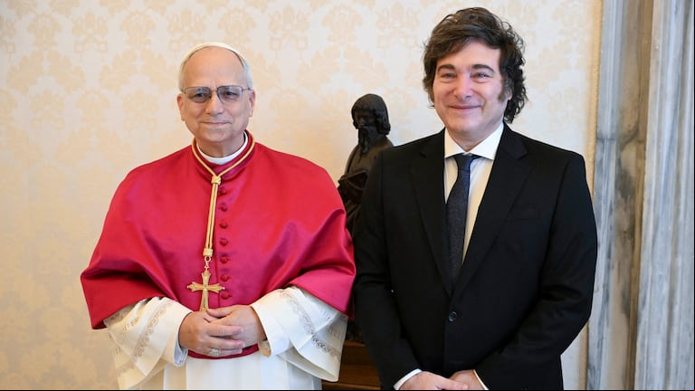 León XIV recibió a Javier Milei en el Vaticano. (Foto: AFP/Vatican Media/Mario Tomassetti).