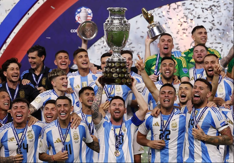 Lionel Messi con la Copa América. (Foto: Reuters)