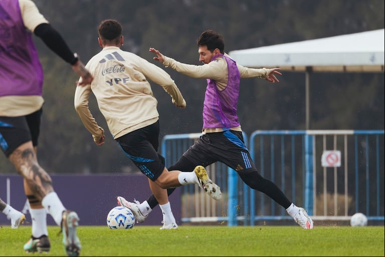 Lionel Messi estuvo en el entrenamiento de fútbol formal de la Selección argentina. (Foto: @Argentina)