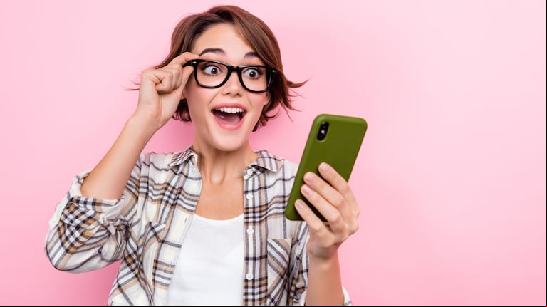 Llega a WhatsApp la función que todo el mundo esperaba: ahora podés cambiarle el color a tus chats . (Foto: AdobeStock)