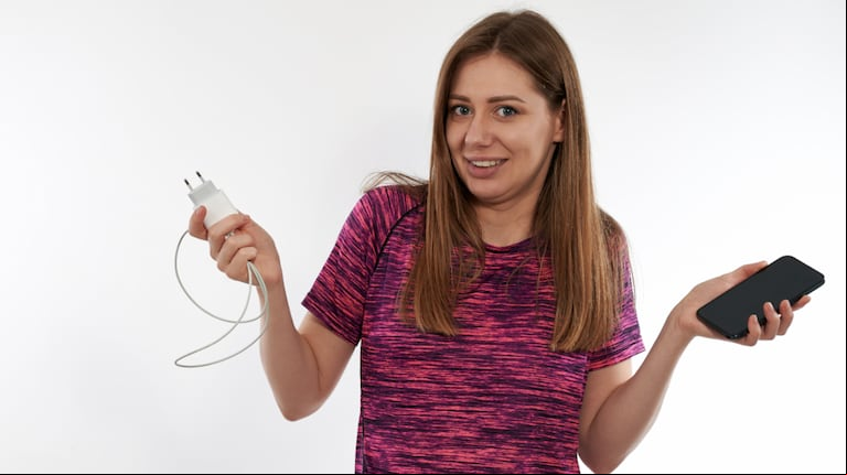 ¿Lo estás haciendo bien? Esta es la manera correcta de enchufar tu celular para cargarlo y que no se arruine. (Foto: AdobeStock)