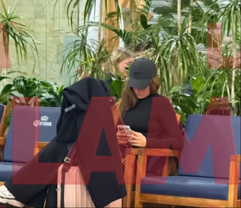 Loly Antoniale en el aeropuerto de Córdoba, antes de volver a Miami (Foto: captura América)