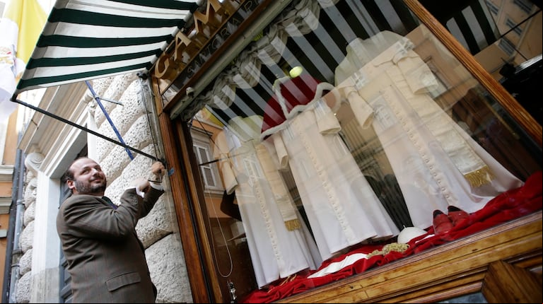 Lorenzo Gammarelli frente a su local en Roma. (Foto: AP)