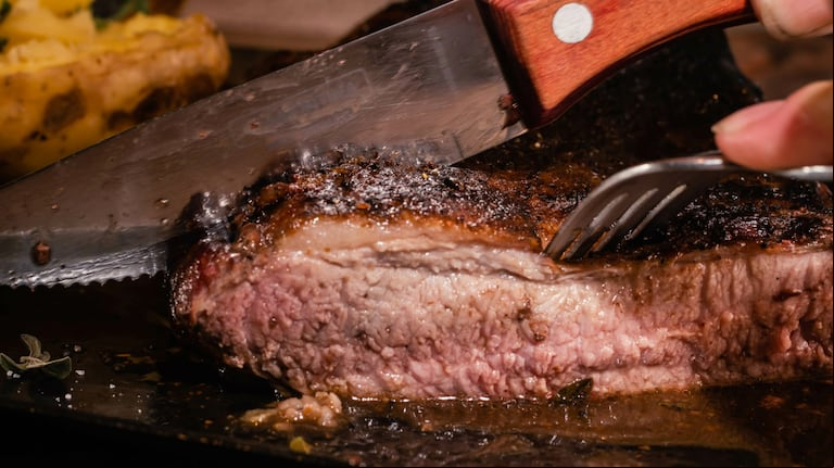 Los 10 pueblos cerca de Buenos Aires para ir el próximo feriado a comer asado (Foto: Adobe Stock).