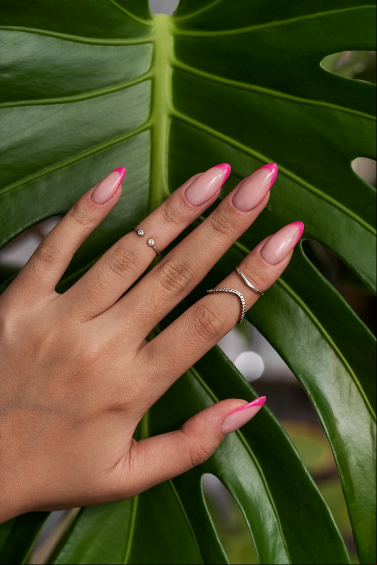 Los 5 diseños de esmaltado semipermanente para uñas cortas que son tendencia en 2025