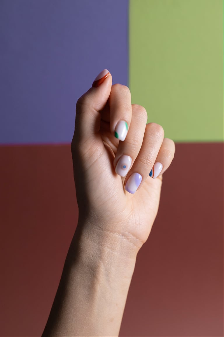 Los 5 diseños de esmaltado semipermanente para uñas cortas que son tendencia en 2025