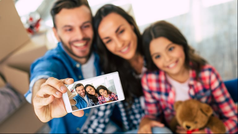 Los 6 riesgos del sharenting, la peligrosa costumbre de compartir fotos e información de menores en internet. (Foto: AdobeStock)