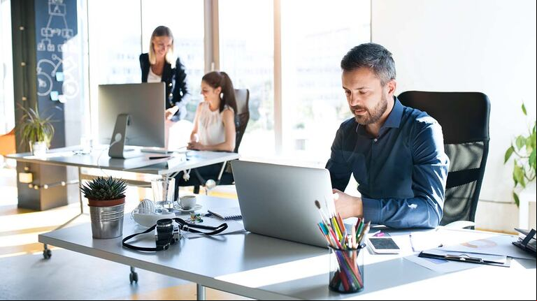 Los adultos jóvenes tienden a pensar que son inmunes a los efectos del envejecimiento. (Foto: Adobe Stock).