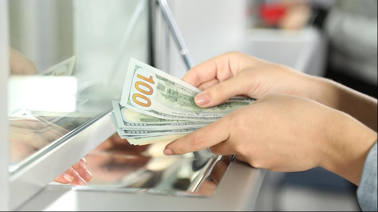 Los ahorristas se dejan tentar por la mejor remuneración y los plazos fijos en dólares crecen. (Foto: Adobe Stock).