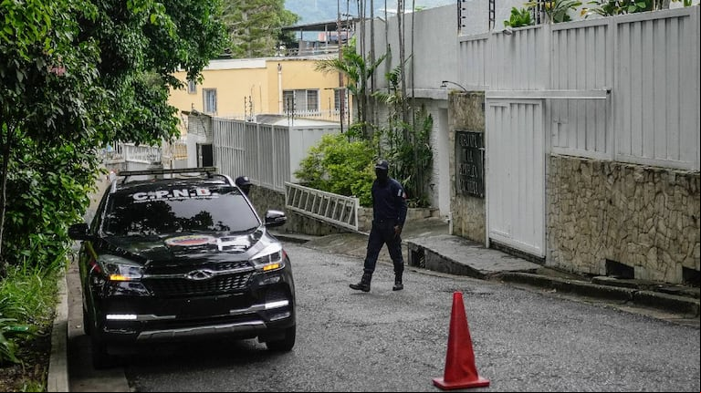 Los asilados permanecieron en la embajada argentina en Caracas. (Foto AP/Matías Delacroix)