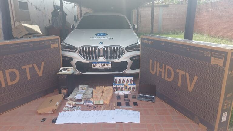 Los autos de alta gama allanados al intendente junto con dinero y armas. (Foto: Ministerio Público Fiscal de Salta)