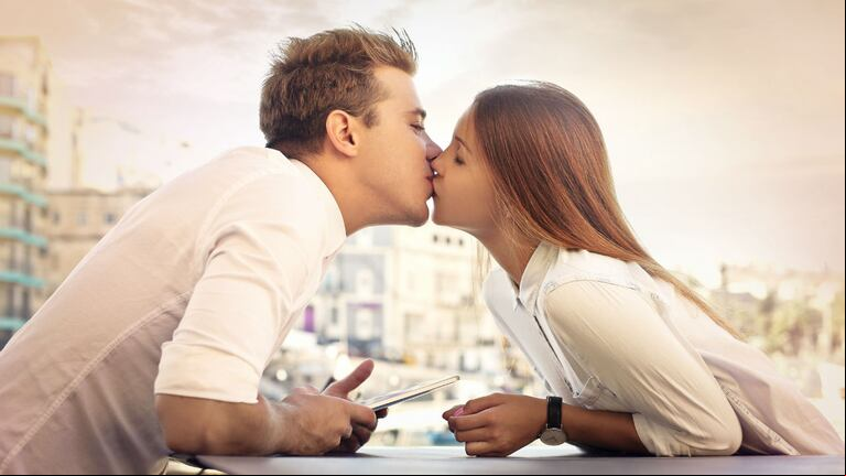 Los besos podrían ser una fuente de contagio de la gonorrea. (Foto: Ollyy/Shutterstock)
