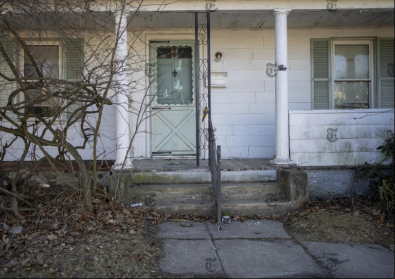Los bomberos asistieron a un incendio en la calle Blake en Waterbury y se encontraron con un hombre de 32 años que pesaba 30 kilos. La policía asegura que su madrastra lo encerró cuando tenía 12 años. (Foto: Christopher Capozziello/ The New York Times).