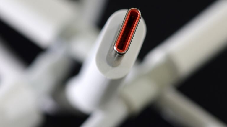 Los cables USB-C se consiguen en cualquier plataforma de e-commerce por aproximadamente 6000 pesos. (Foto: AdobeStock)
