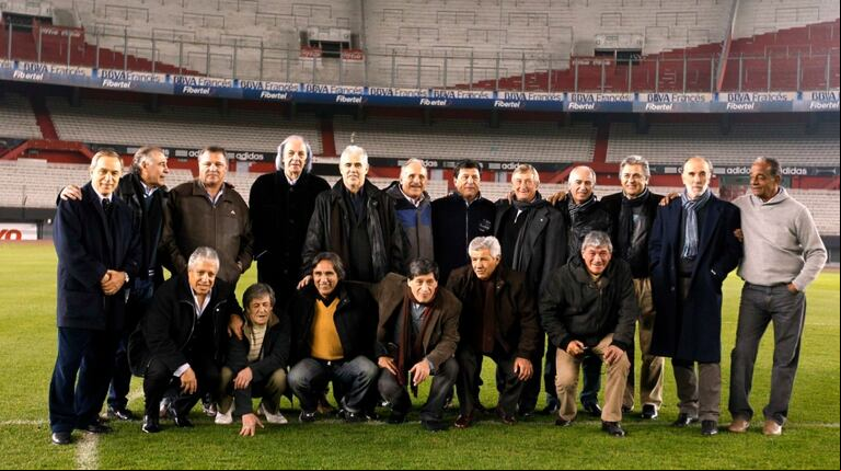Los campeones del 87 en el Monumental (Reuters).